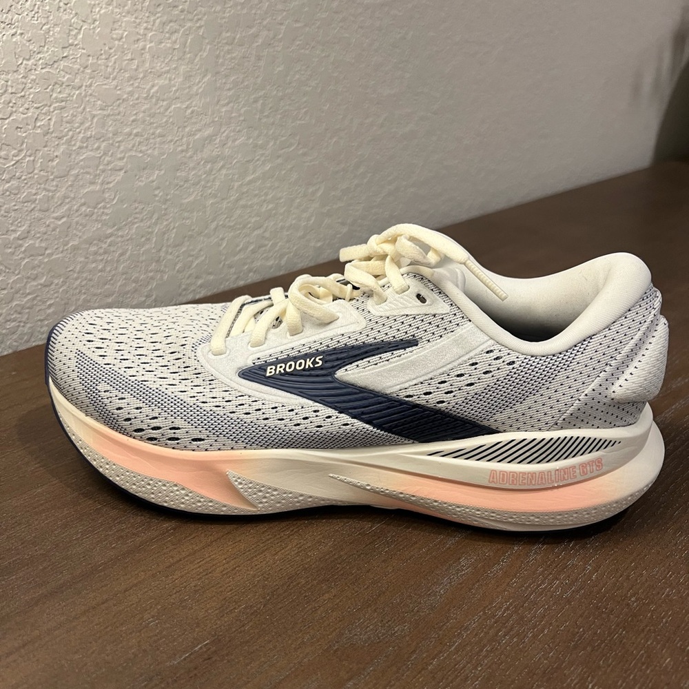 Brooks Adrenaline GTS Women's tennis Shoes size 9
SINGLE SHOE LEFT SHOE AMPUTEE